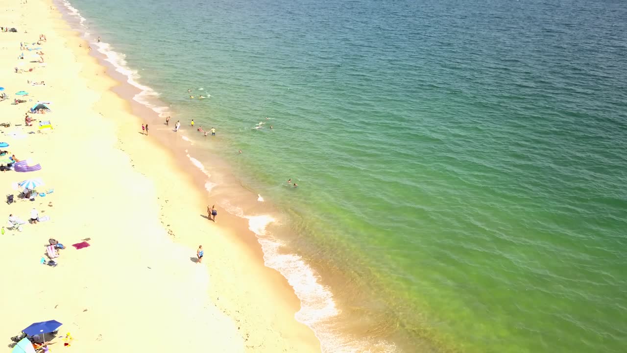 찰스타운 벌링게임 공원 해변의 관광객들