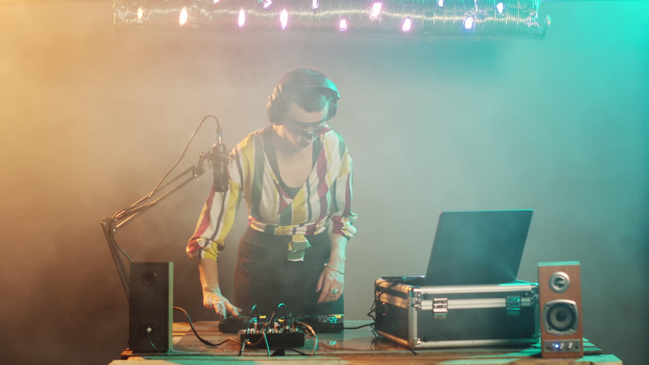 Un DJ funky che si comporta in modo sciocco, che si mescola con la lingua fuori.