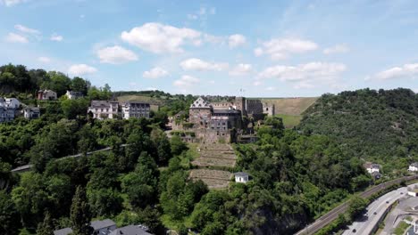 Toma-Aérea-De-Drones-Voladores,-Seguimiento,-Del-Valle-Del-Río-Rin-Y-Arquitectura-Antigua,-Incluidos-Castillos-Medievales,-Edificios-Antiguos-Y-Colinas-Alpinas-Boscosas-Naturales