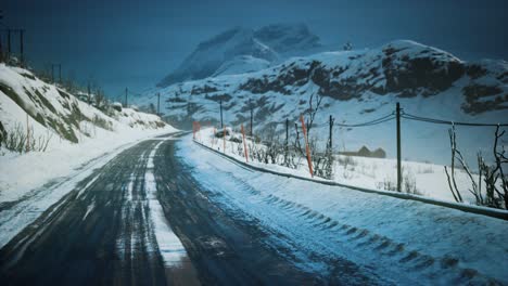 winterstraße auf den lofoten-inseln