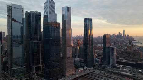 vista aérea de los rascacielos del centro de la ciudad, el río y el horizonte de nueva jersey, puesta de sol en nyc - pan, drone shot