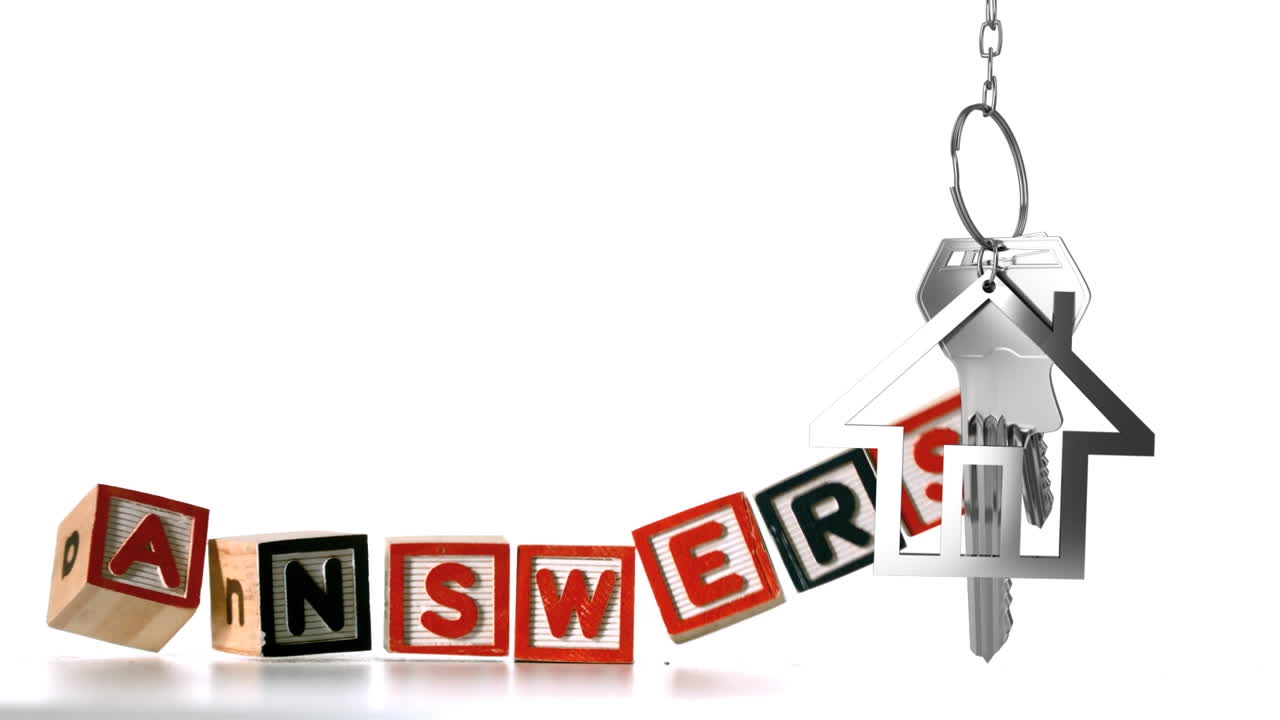 텍스트 답변과  ⁇ 색 배경에 키를 가진 은색 집 모양의 나무 블록의 애니메이션