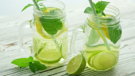 frascos de vidrio llenos de limonada refrescante