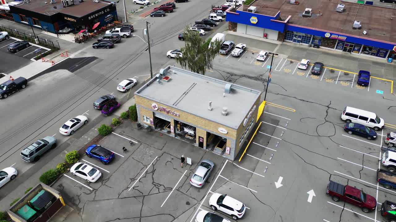 taller de cambio de aceite automotriz con autos estacionados afuera en port alberni, isla de vancouver, canadá