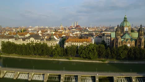 Disparo-De-Drone-Bajo-Sobre-Hermosos-Edificios-De-Munich