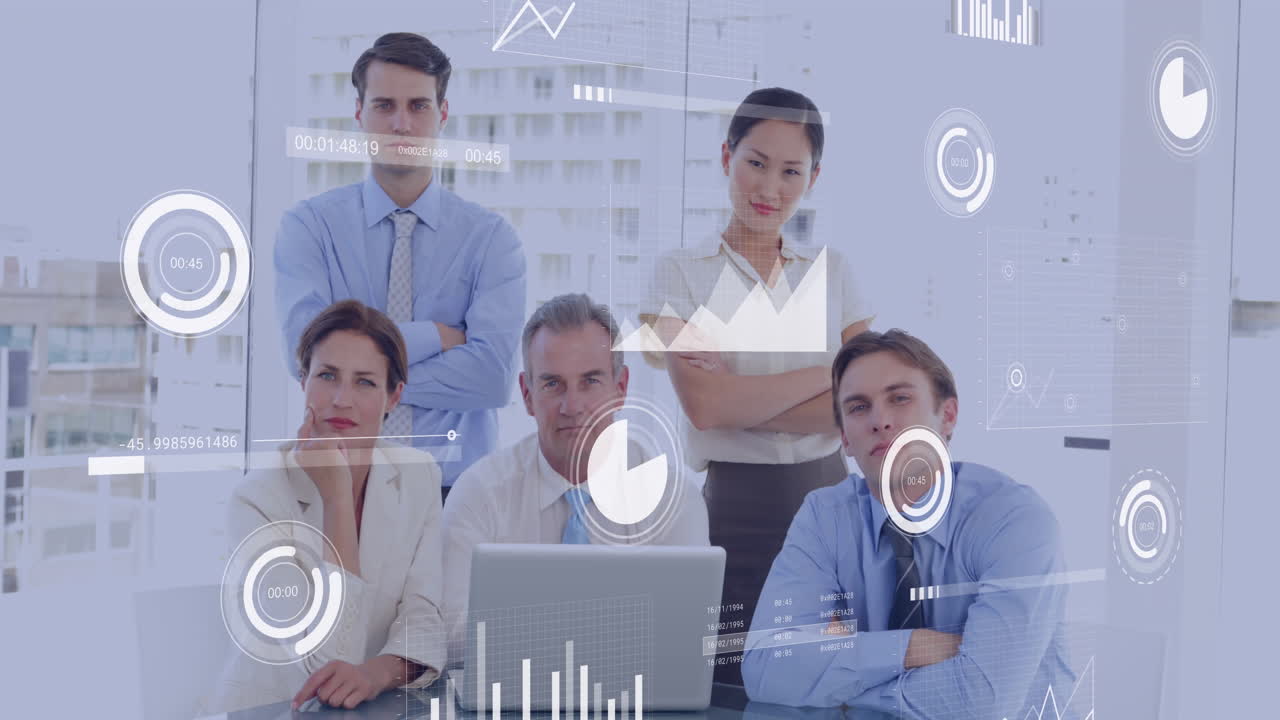 animación del procesamiento de datos contra diversos empresarios sonriendo en la oficina