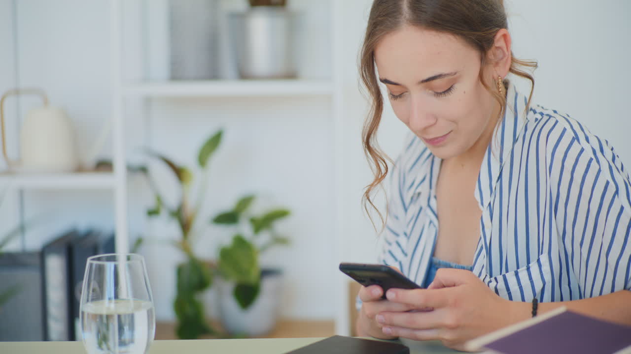 Donna che invia messaggi sul divano