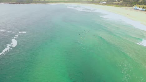 Surfer-Hinter-Den-Wellen,-Die-Auf-Eine-Welle-Warten