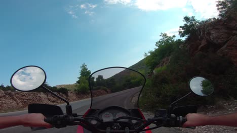 montando una motocicleta en la montaña penteli en grecia