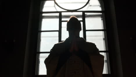 Silhouette-of-man-praying