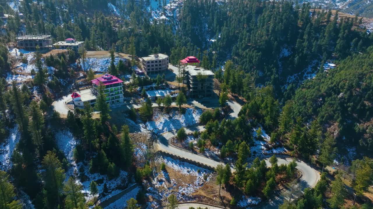 imágenes de drones de la órbita del hotel en la cima de la montaña en malam jabba sawat en el norte de pakistán