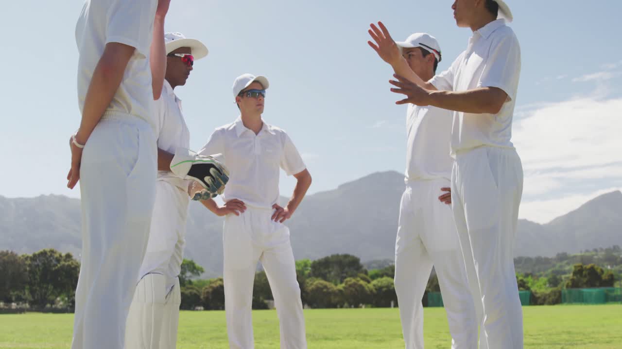 크리켓 선수 들 이 피치 에서 토론 하고 있다