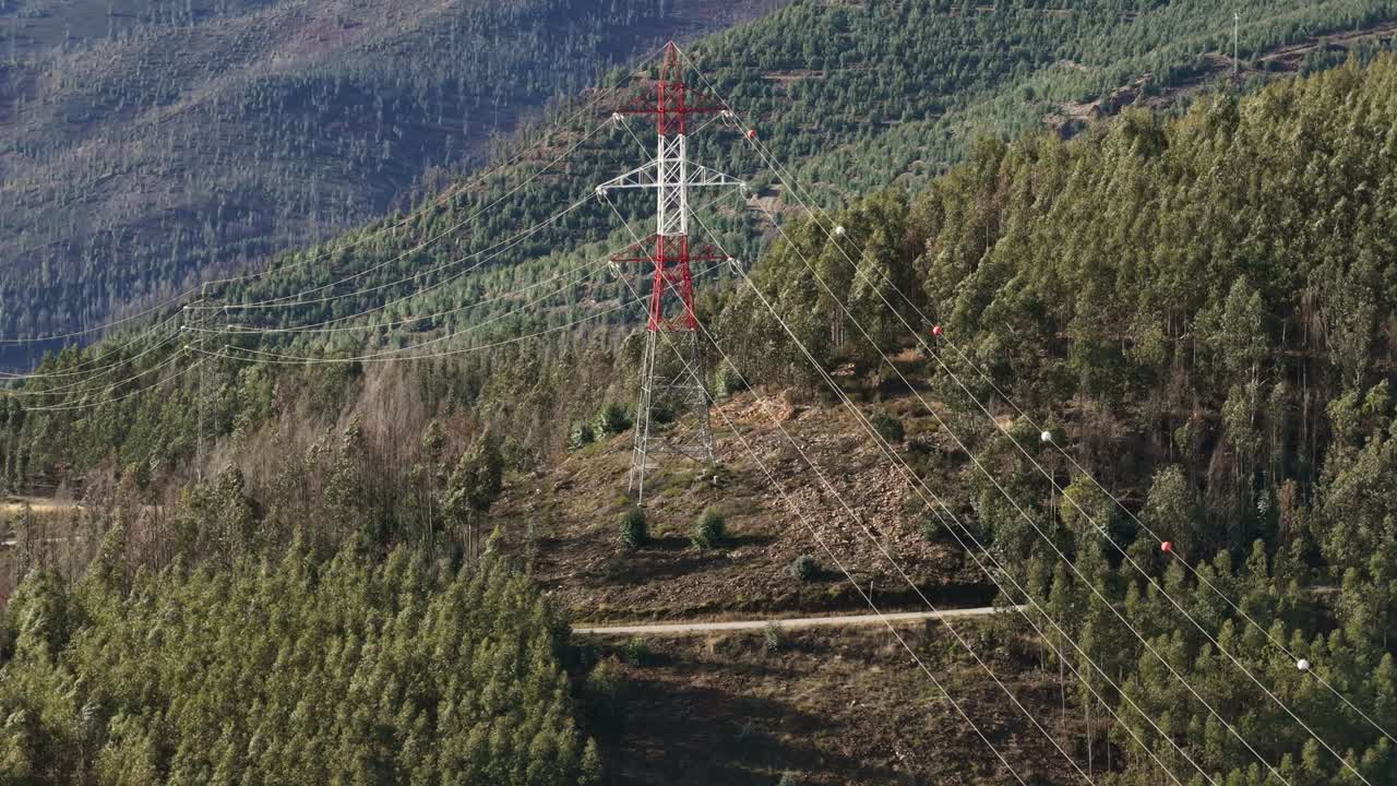 Elektrické vedení a stožáry nad horami a lesy, snímek s transfokátorem 2