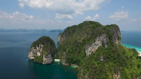 Schöne-Drohnenaufnahme-Von-Kalksteinfelsen-Auf-Einer-Insel-In-Thailand