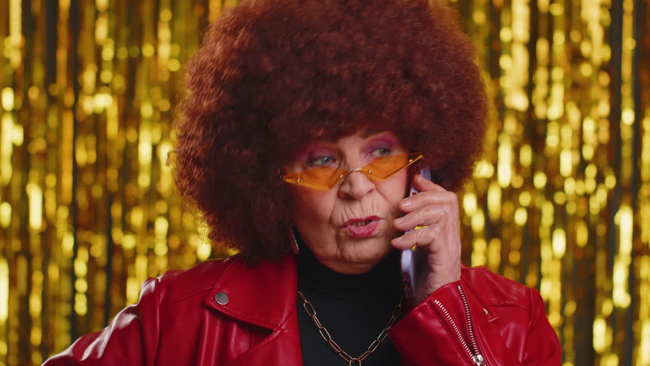 mujer madura con estilo senior hablando usando un teléfono inteligente con sus amigos de la familia, conversación de chat