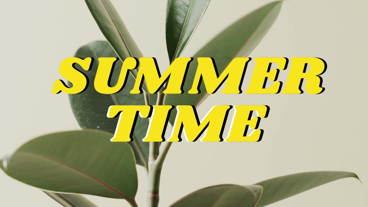Cámara haciendo un paneo hacia arriba, planta revelando la hoja superior mientras el título amarillo SUMMER TIME permanece fijo, marketing