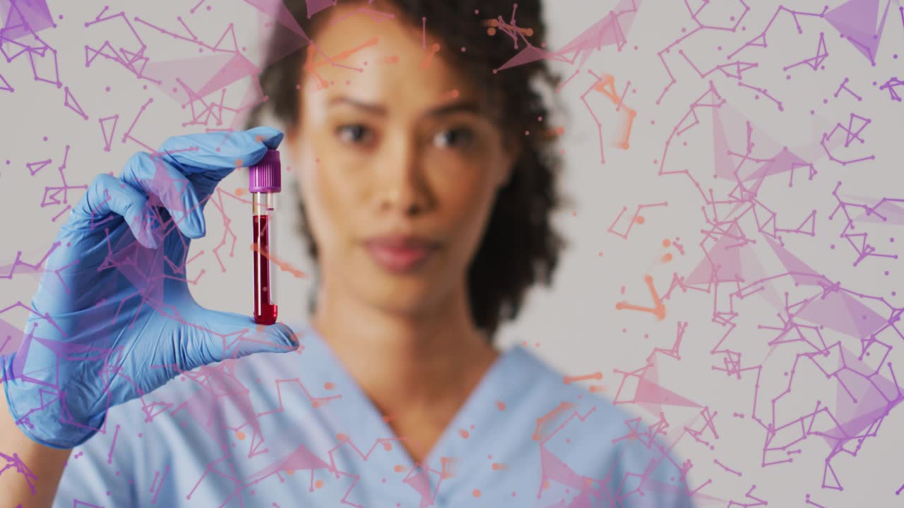 Tecnico medico che entra tenendo una provetta per esami del sangue mentre particelle rosa e viola formano un motivo biotecnologico.