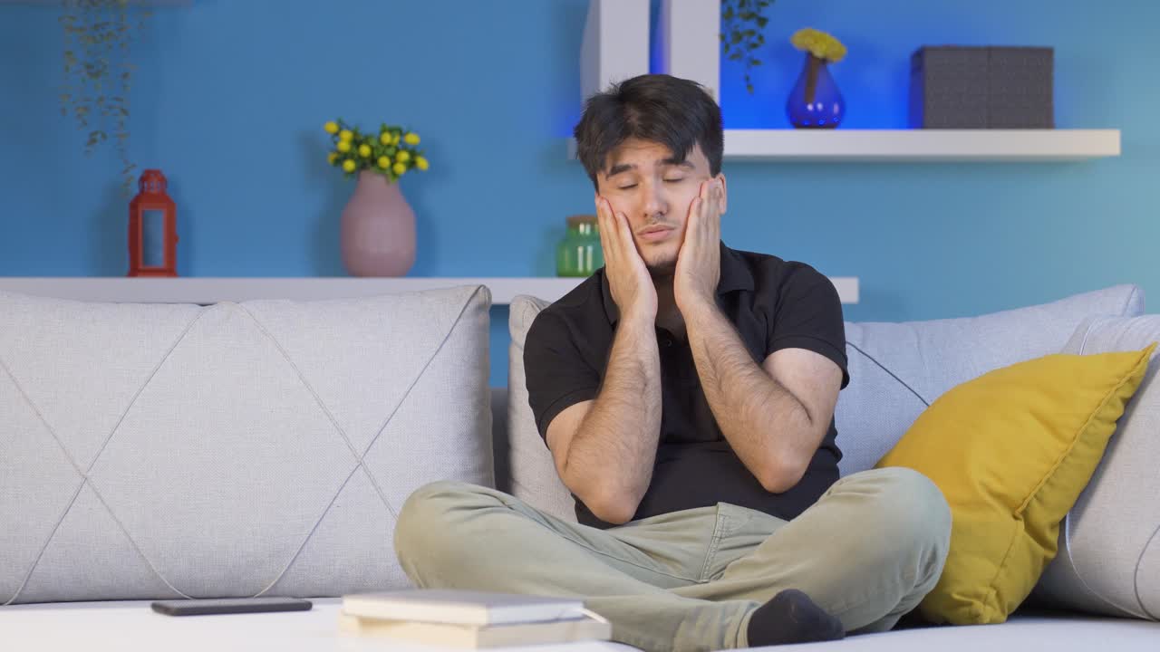 머리 위에 손을  ⁇ 고 우울한 절망적인 남자