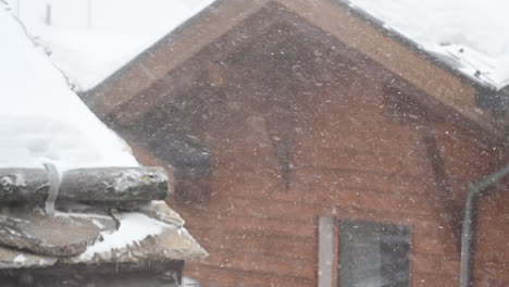 Azotea-En-Un-Pueblo-Suizo-Durante-Una-Tormenta-De-Invierno,-Viento-Y-Copos-De-Nieve,-Cámara-Lenta