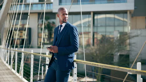 un homme d'affaires utilisant un smartphone sur un pont d'une ville