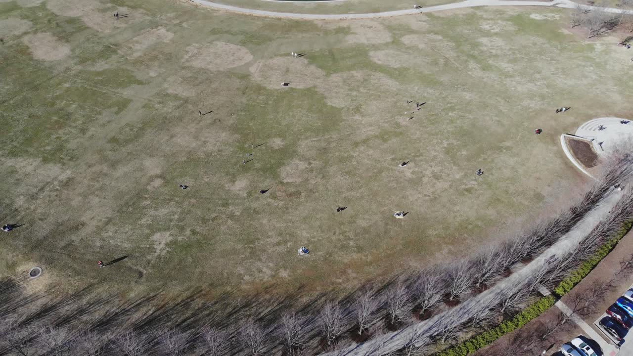 미주리 주 세인트 루이스의 예술 언덕에서 휴식을 취하는 사람들의 조감도