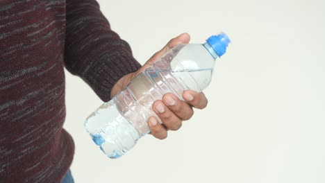 persona que sostiene una botella de agua