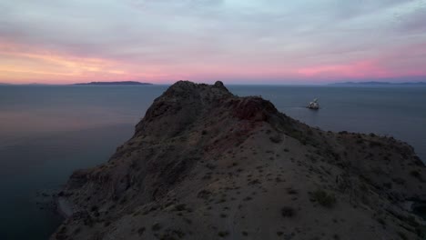 Montaña-Escarpada-Y-Vista-Al-Mar-Al-Atardecer,-Agua-Verde,-Península-De-Baja-En-Baja-California,-México---Toma-Aérea