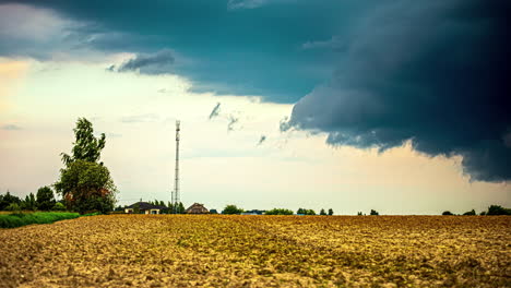 Toma-De-Timelapse-De-Una-Tormenta-Que-Se-Avecina-Mientras-Las-Nubes-Se-Acumulan-Sobre-El-Paisaje-O-Un-Campo-Y-Se-Vuelven-Negras-En-Un-Campo-Con-Una-Vista-De-Un-Poste-De-Energía-En-El-Fondo