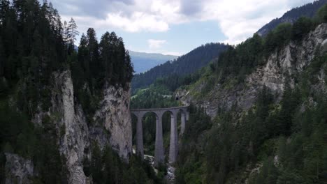 puente de viaducto ferroviario de landwasser, suiza, valle de las montañas de los alpes suizos