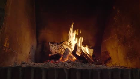 una chimenea acogedora con leña encendida