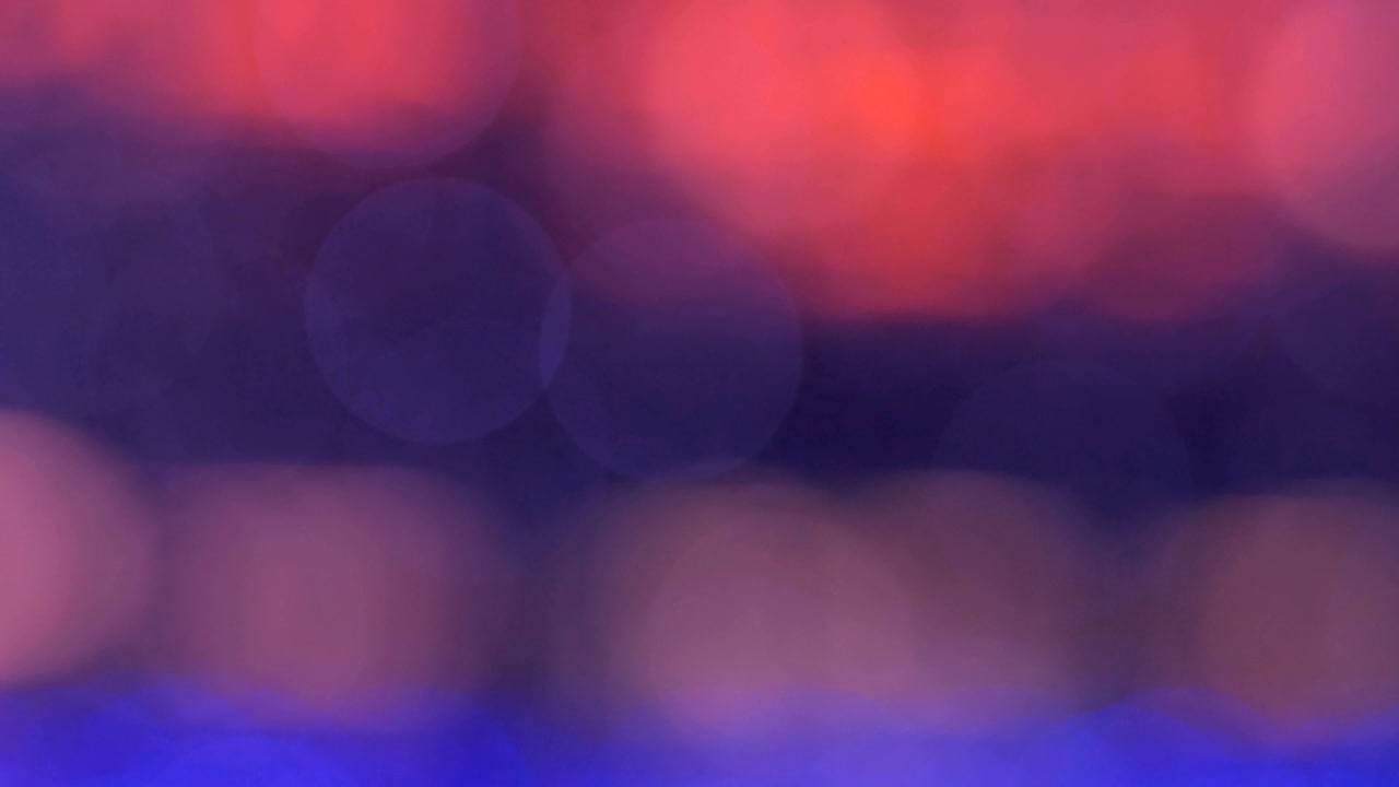 el fondo abstracto de la noche está desfocado con un bonito bokeh. luces de navidad borrosas bokeh. panorámica a través del borrón.