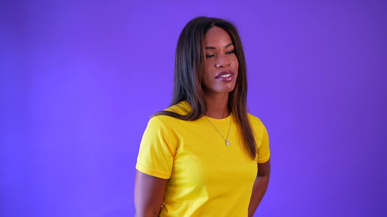 Mulher de camisa amarela apontando