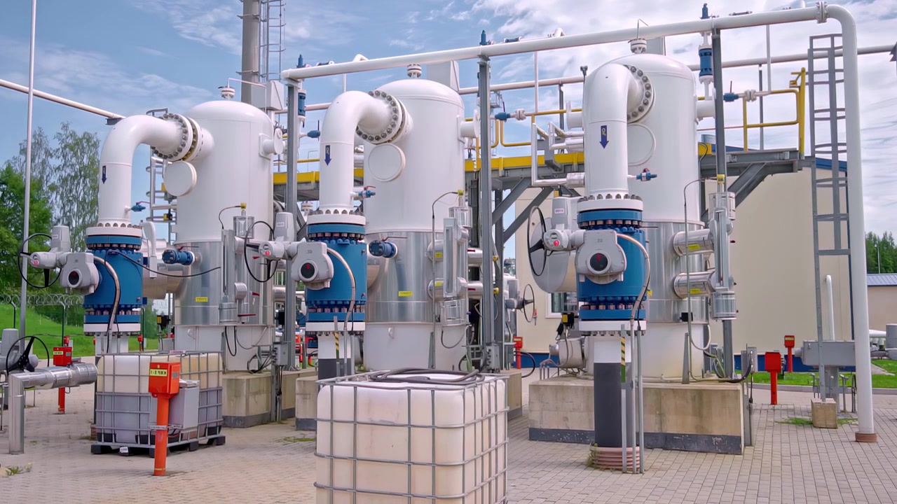 Impianto industriale di trattamento gas con grandi apparecchiature di filtrazione automatizzate