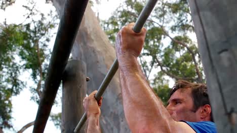 hombre realizando pull-ups en el campamento de entrenamiento