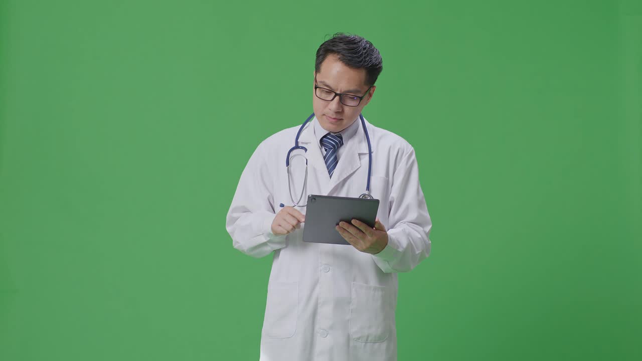 Medico in consultazione su tablet