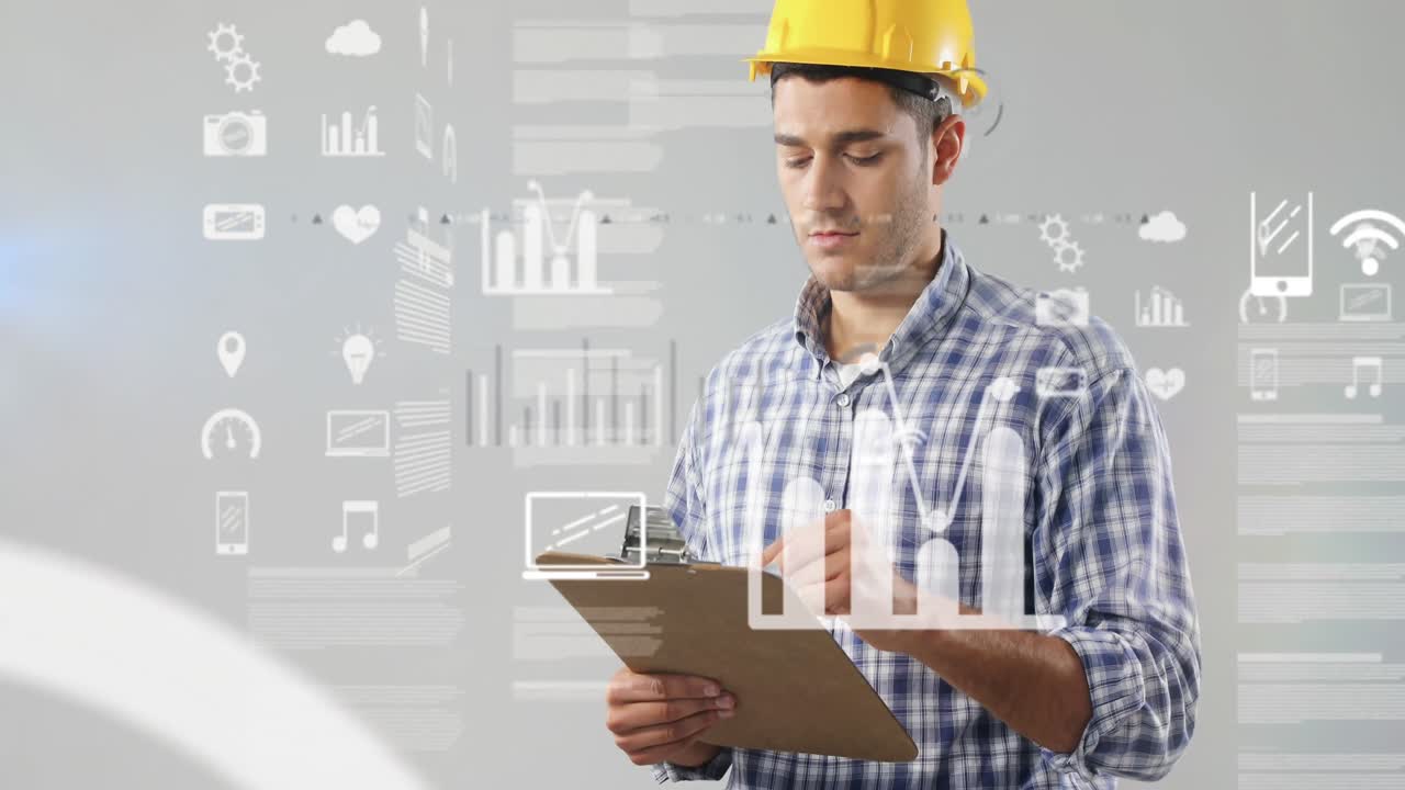 interfaz digital sobre arquitecto masculino tomando notas contra un fondo gris