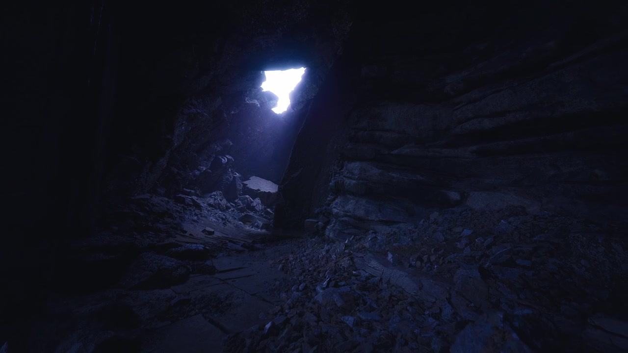 Passaggio in rovina che si apre verso l'alto su una vista luminosa e triangolare del cielo
