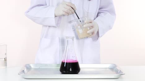 mezcla de sustancias en una configuración de experimento científico