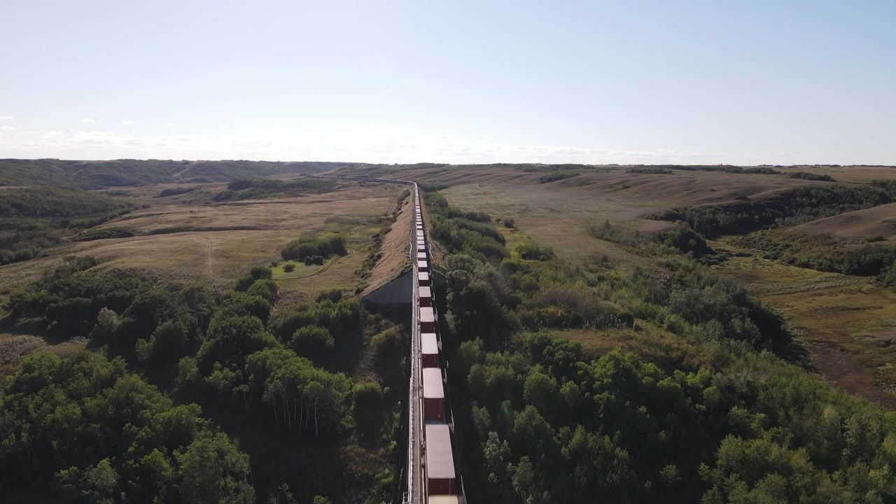 Záběry z dronu mostu Battle River Trestle Bridge v Albertě. Nákladní vlak projíždějící.