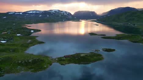 paisaje natural al atardecer en noruega - lago stavatn y cumbres de montañas cubiertas de nieve - vestland, vestfold og telemark - recorrido aéreo