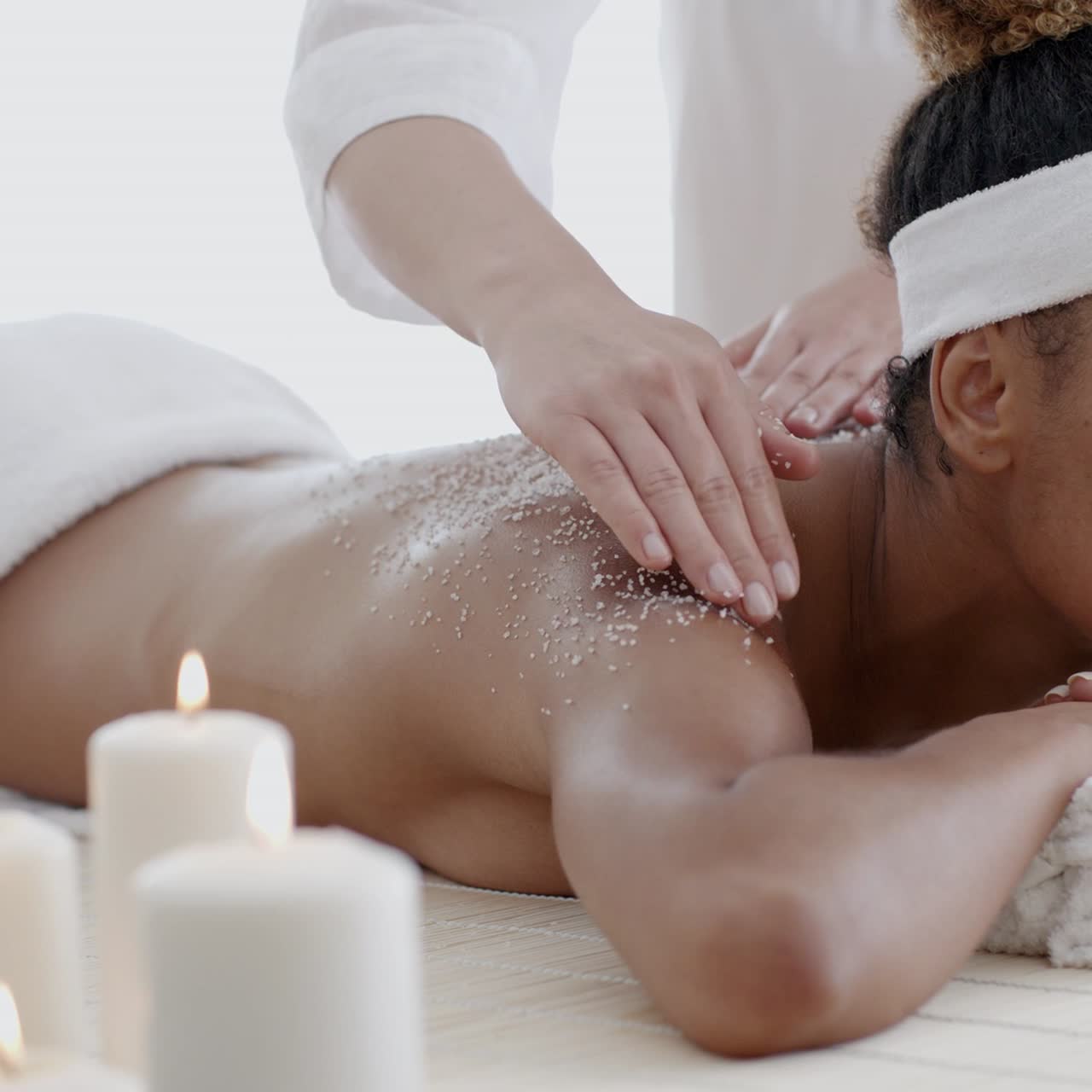 mujer recibiendo tratamiento de spa