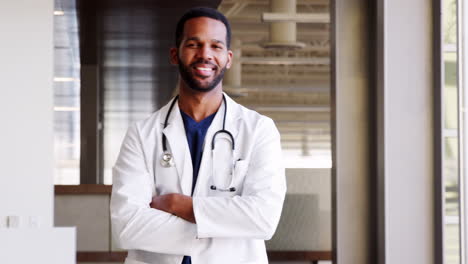 un joven médico negro que lleva una bata de laboratorio