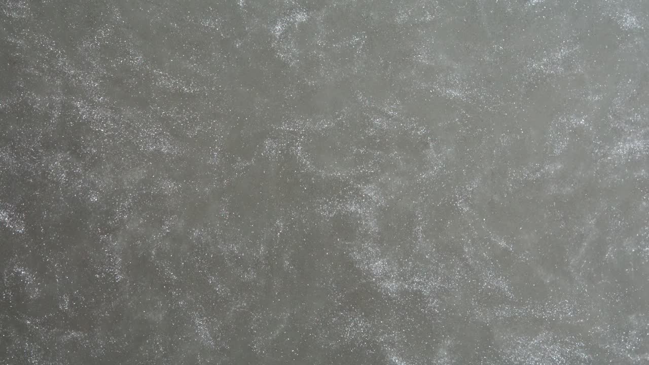 superficie gris con manchas dispersas