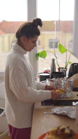 mujer cocinando en la cocina