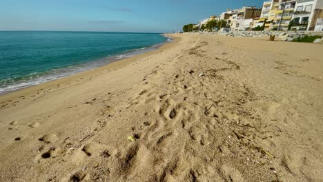 Sant-Pol-De-Mar-Schönes-Mediterranes-Fischerdorf-An-Der-Küste-Von-Barcelona-Grober-Sandstrand-An-Der-Costa-Brava-In-Spanien