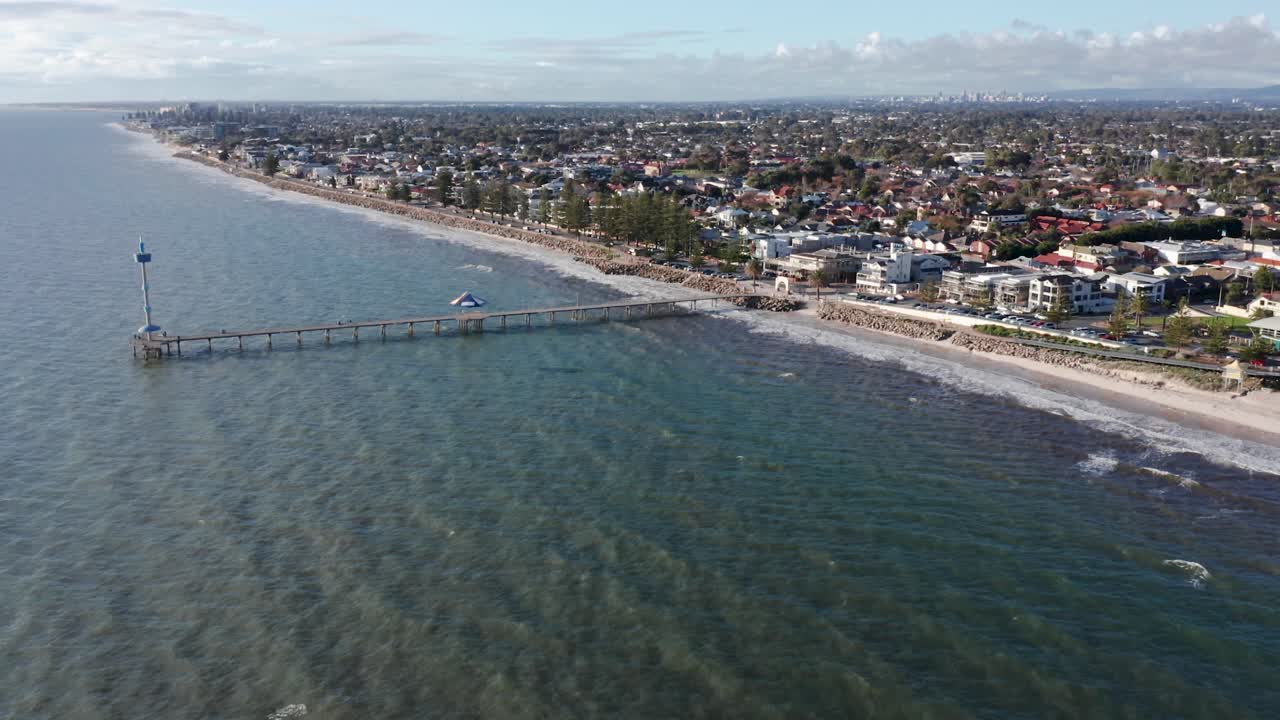revelación aérea creciente del muelle de brighton beach y los suburbios de adelaide, australia del sur