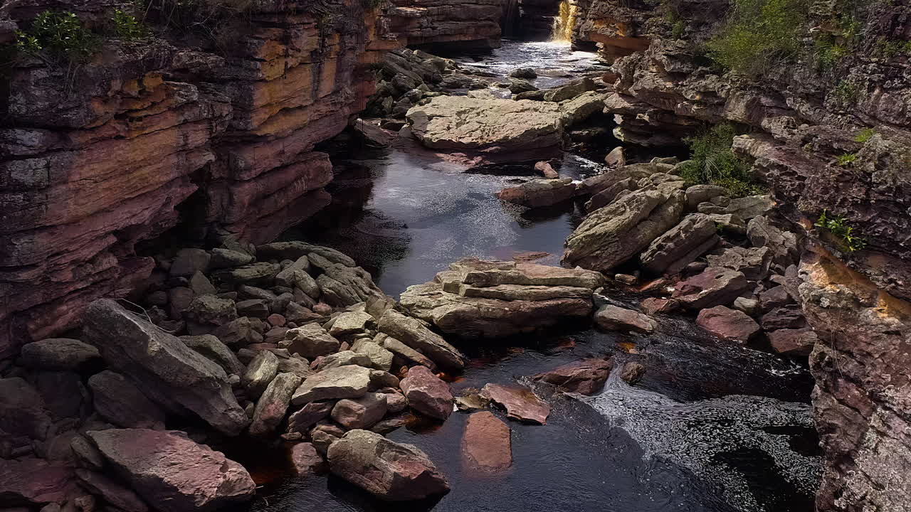 vista de un río desde la cima de la montaña, chapada diamantina, bahía, brasil
