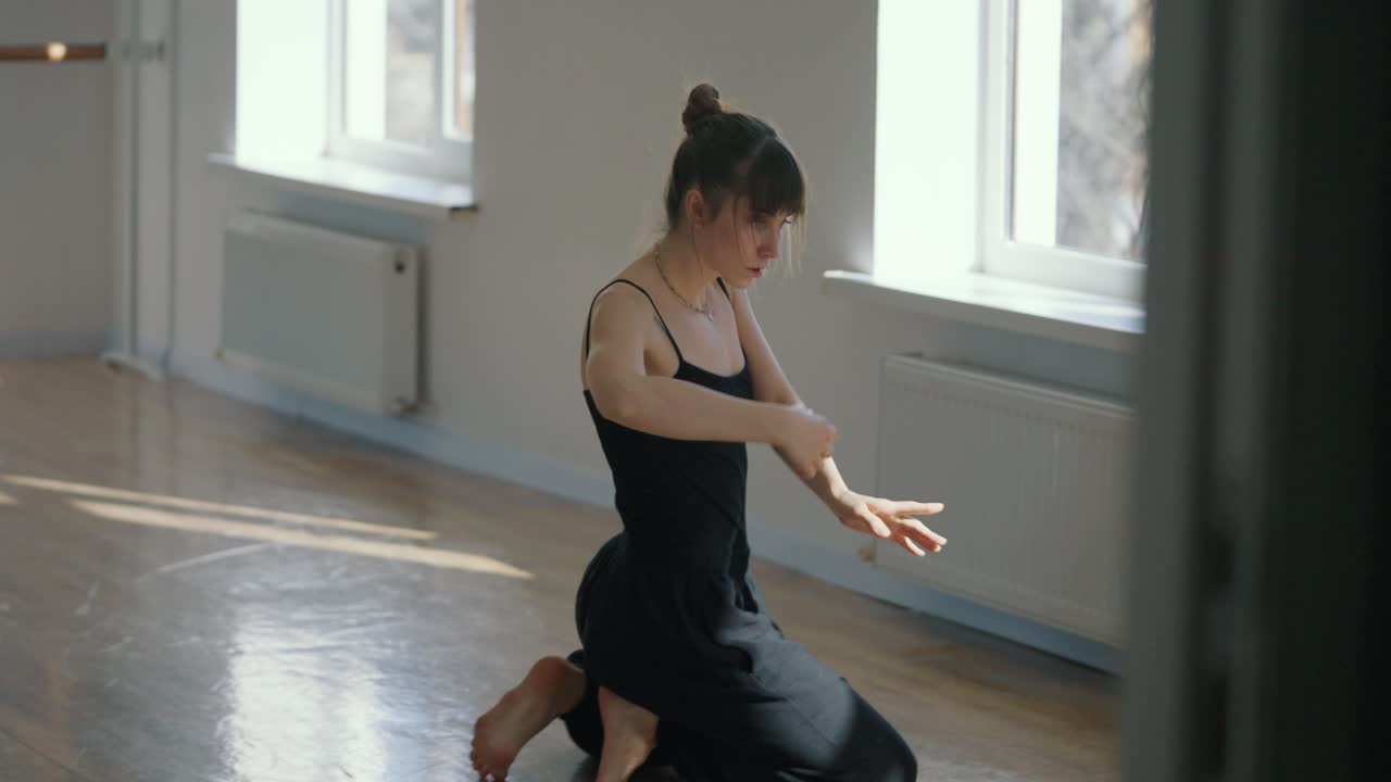 Donna che balla in uno studio