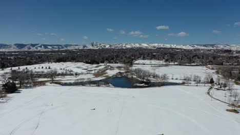 un vuelo de drones sobre un parque cubierto de nieve