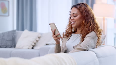 Mujer-Feliz-Haciendo-Compras-Digitales-En-Su-Teléfono